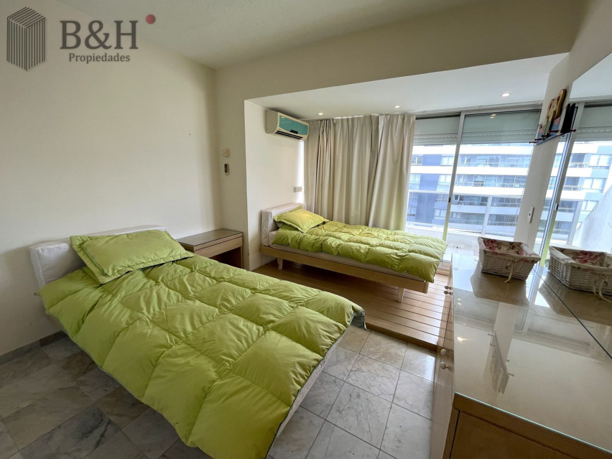 Apartamento ID.7743 - Penthouse en Venta con 4 dormitorios Playa Brava, Punta del Este