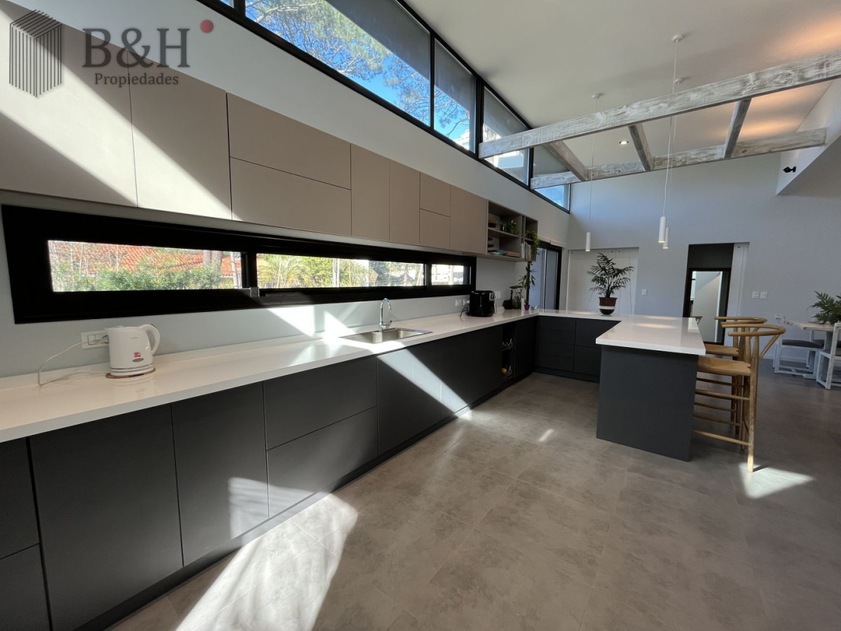 Casa ID.6913 - Casa en venta con 3 Dormitorios en Lugano, Punta del Este