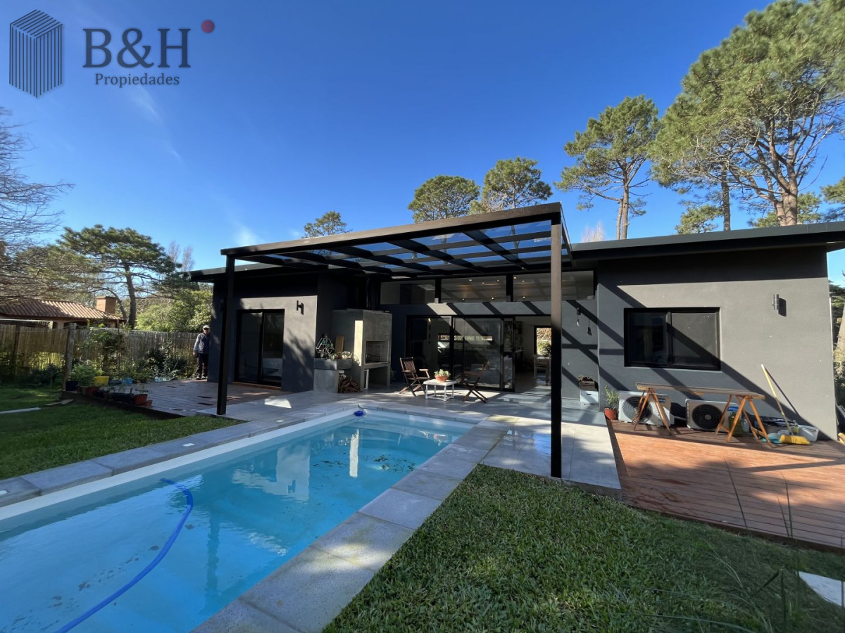 Casa ID.6913 - Casa en venta con 3 Dormitorios en Lugano, Punta del Este