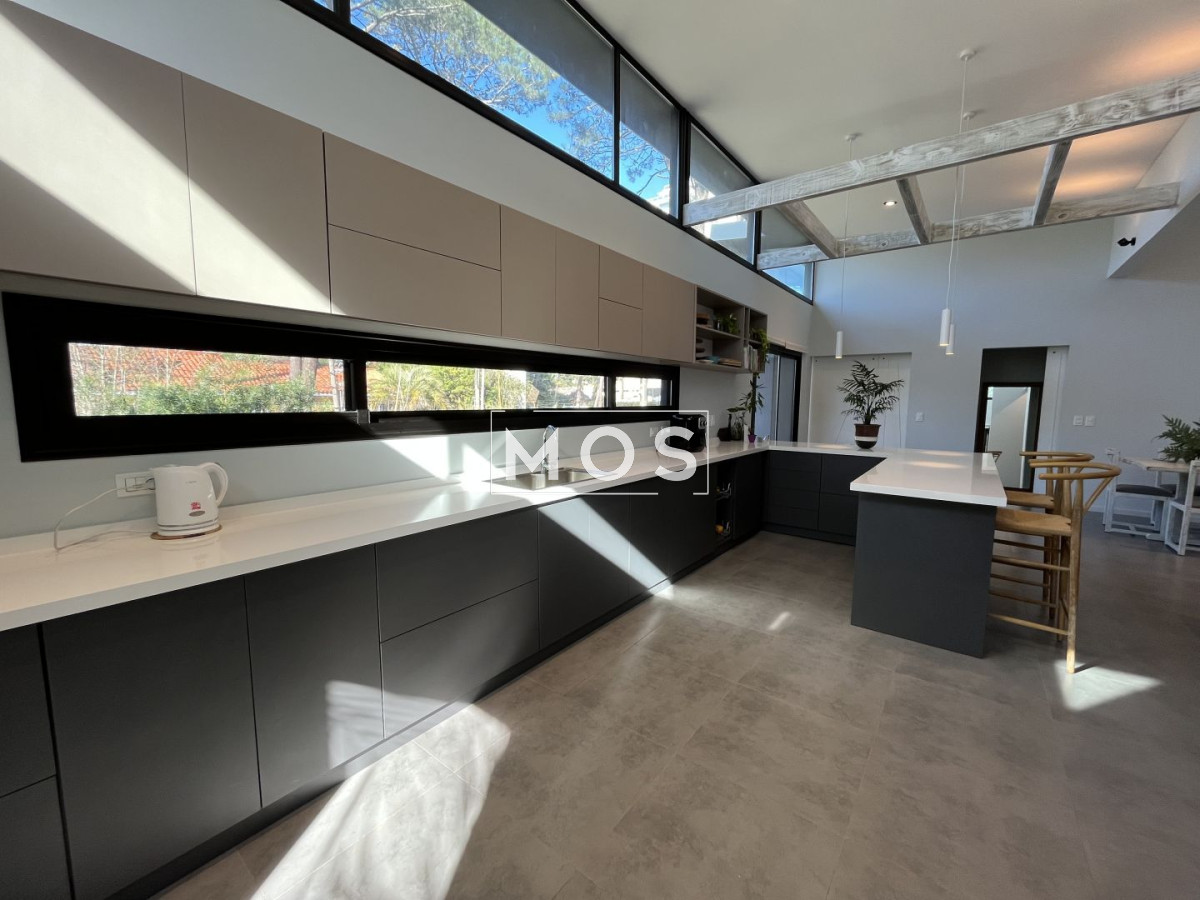 Casa ID.3264 - Casa en venta con 3 Dormitorios en Lugano, Punta del Este