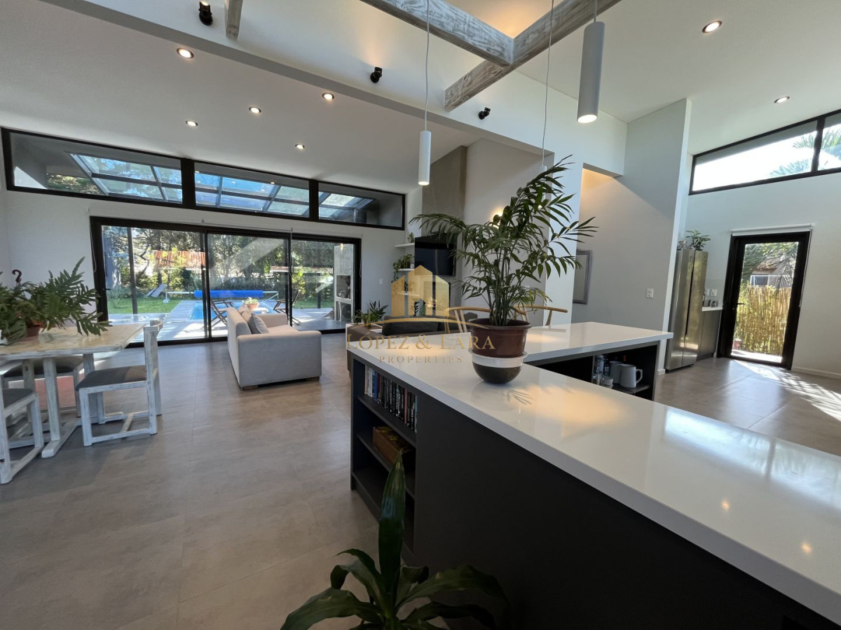 Casa ID.330 - Casa en venta con 3 Dormitorios en Lugano, Punta del Este