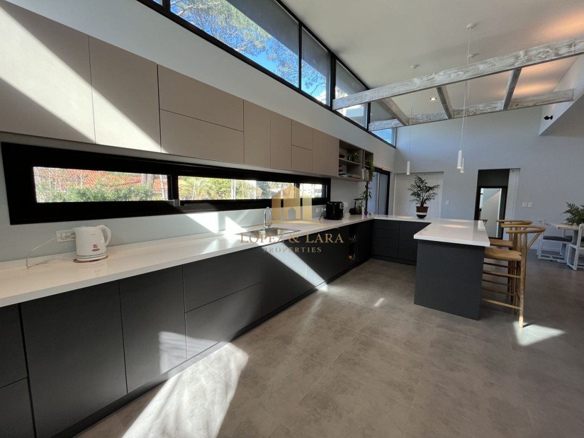 Casa ID.330 - Casa en venta con 3 Dormitorios en Lugano, Punta del Este
