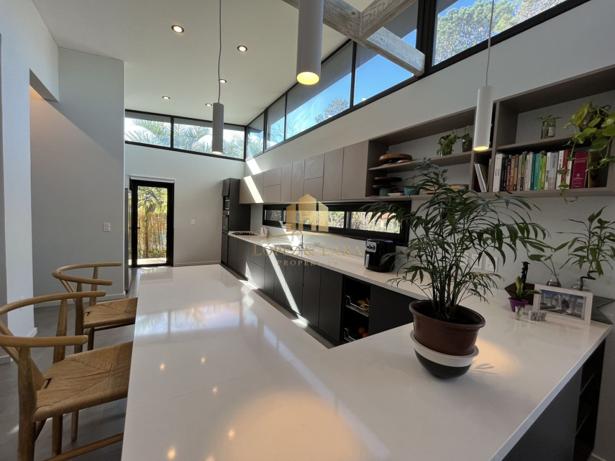 Casa ID.330 - Casa en venta con 3 Dormitorios en Lugano, Punta del Este