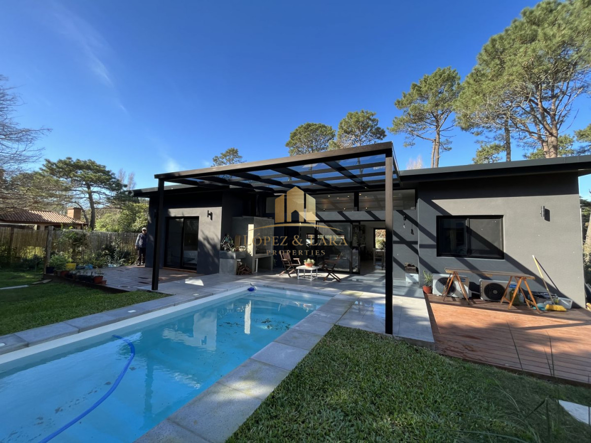 Casa ID.330 - Casa en venta con 3 Dormitorios en Lugano, Punta del Este