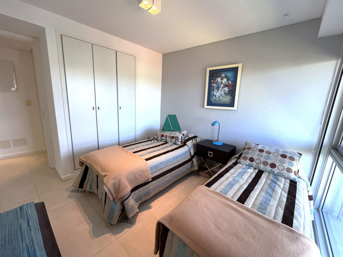 Apartamento ID.387 - Venta de Apartamento 3 Dormitorios en Playa Mansa, Torre del Mar, Punta del Este