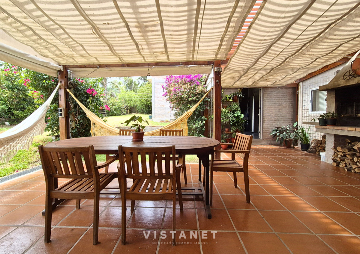 Casa ID.310/Gran-Propiedad-de-3-Dormitorios-con-piscina-frente-al-mar-en-Punta-Fria- - Gran Propiedad de 3 Dormitorios con piscina frente al mar en Punta Fria 