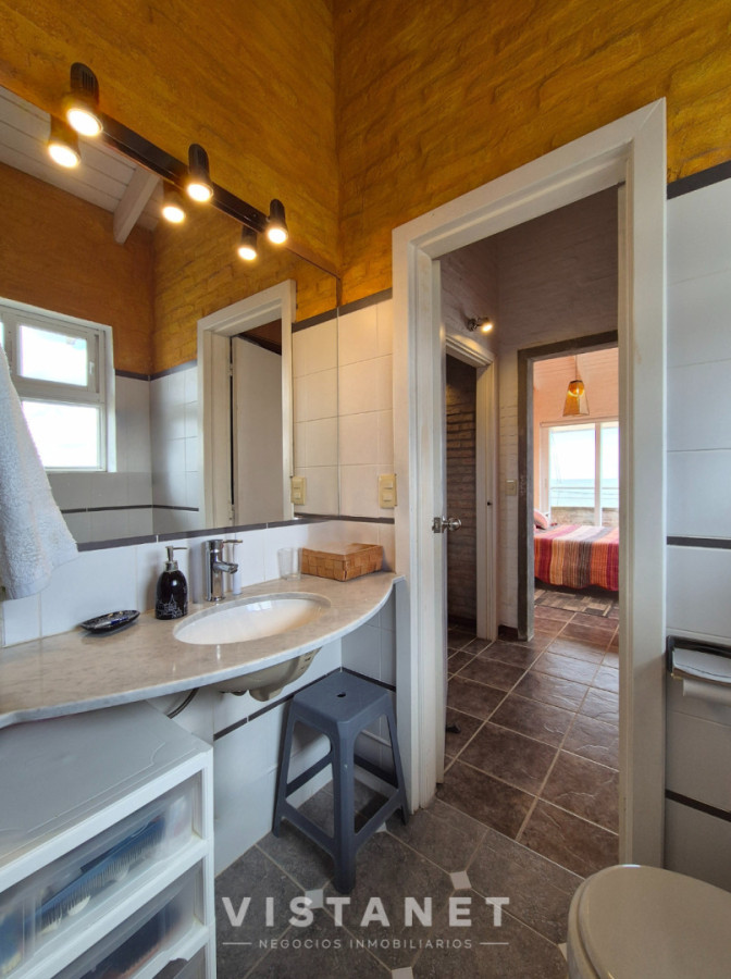 Casa ID.310/Gran-Propiedad-de-3-Dormitorios-con-piscina-frente-al-mar-en-Punta-Fria- - Gran Propiedad de 3 Dormitorios con piscina frente al mar en Punta Fria 