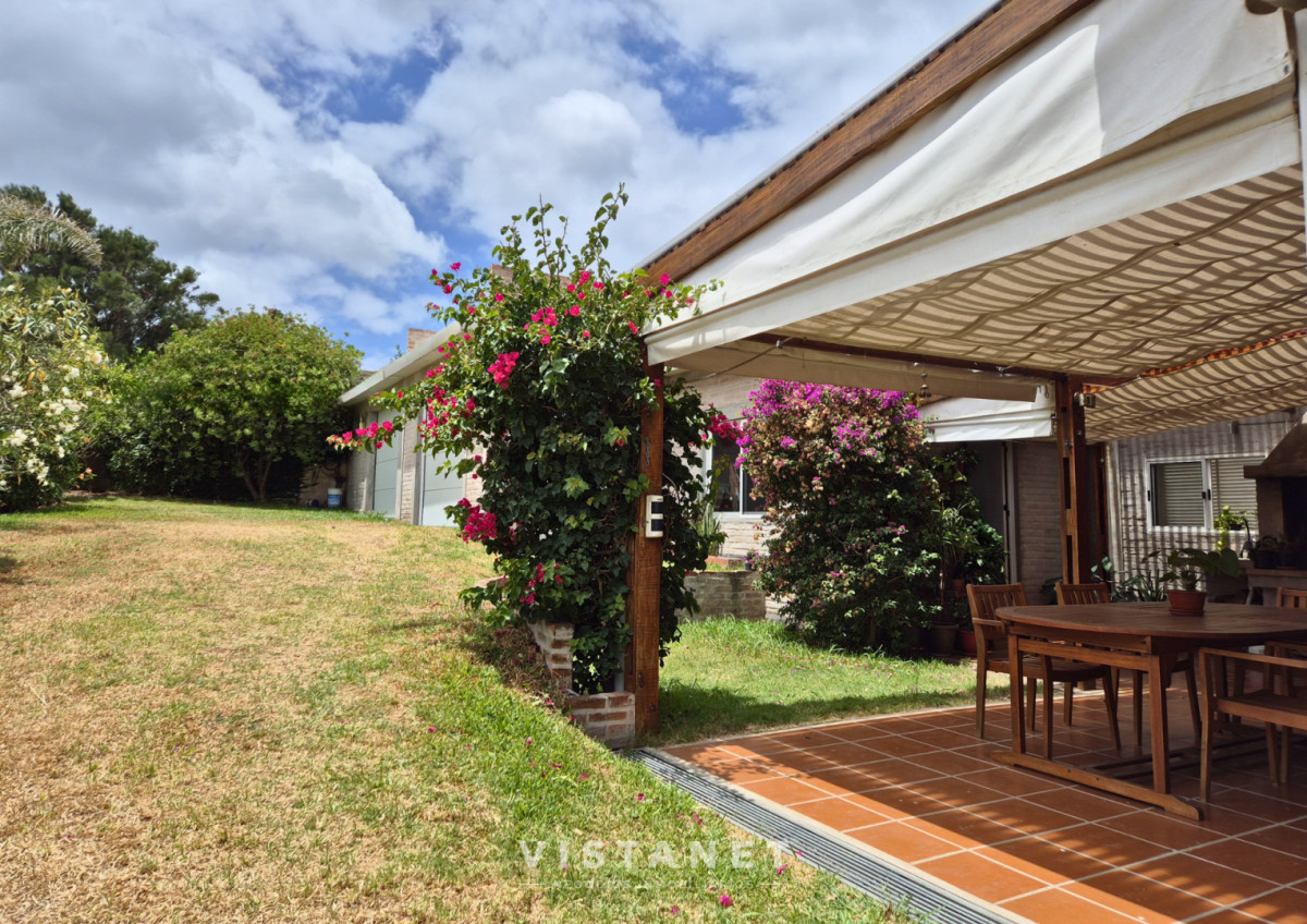 Casa ID.310/Gran-Propiedad-de-3-Dormitorios-con-piscina-frente-al-mar-en-Punta-Fria- - Gran Propiedad de 3 Dormitorios con piscina frente al mar en Punta Fria 
