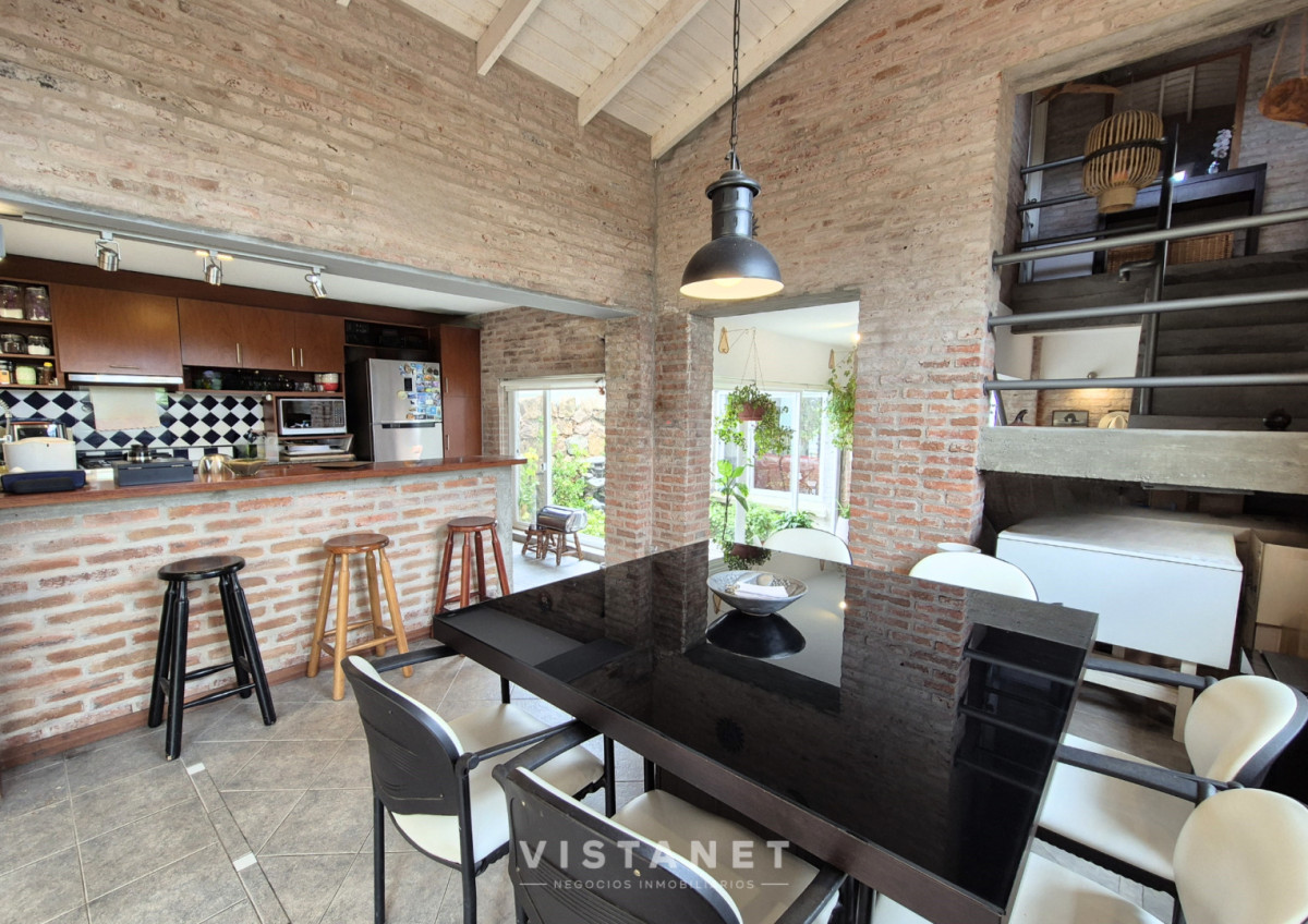 Casa ID.310/Gran-Propiedad-de-3-Dormitorios-con-piscina-frente-al-mar-en-Punta-Fria- - Gran Propiedad de 3 Dormitorios con piscina frente al mar en Punta Fria 