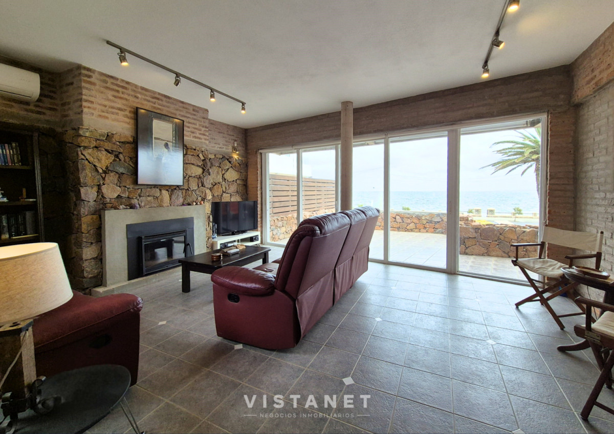 Casa ID.310/Gran-Propiedad-de-3-Dormitorios-con-piscina-frente-al-mar-en-Punta-Fria- - Gran Propiedad de 3 Dormitorios con piscina frente al mar en Punta Fria 