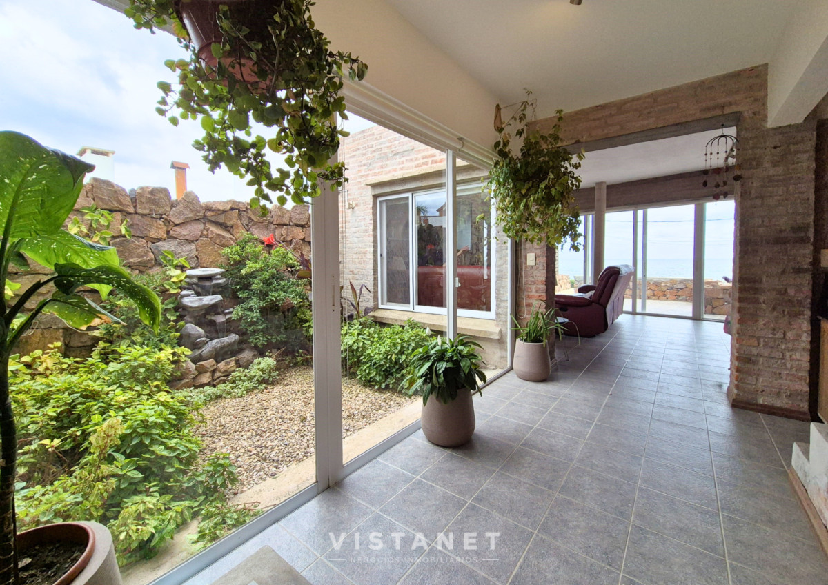 Casa ID.310/Gran-Propiedad-de-3-Dormitorios-con-piscina-frente-al-mar-en-Punta-Fria- - Gran Propiedad de 3 Dormitorios con piscina frente al mar en Punta Fria 