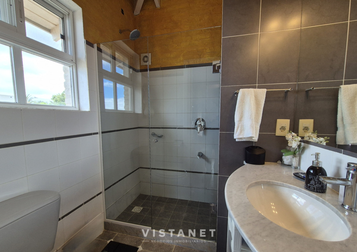 Casa ID.310/Gran-Propiedad-de-3-Dormitorios-con-piscina-frente-al-mar-en-Punta-Fria- - Gran Propiedad de 3 Dormitorios con piscina frente al mar en Punta Fria 