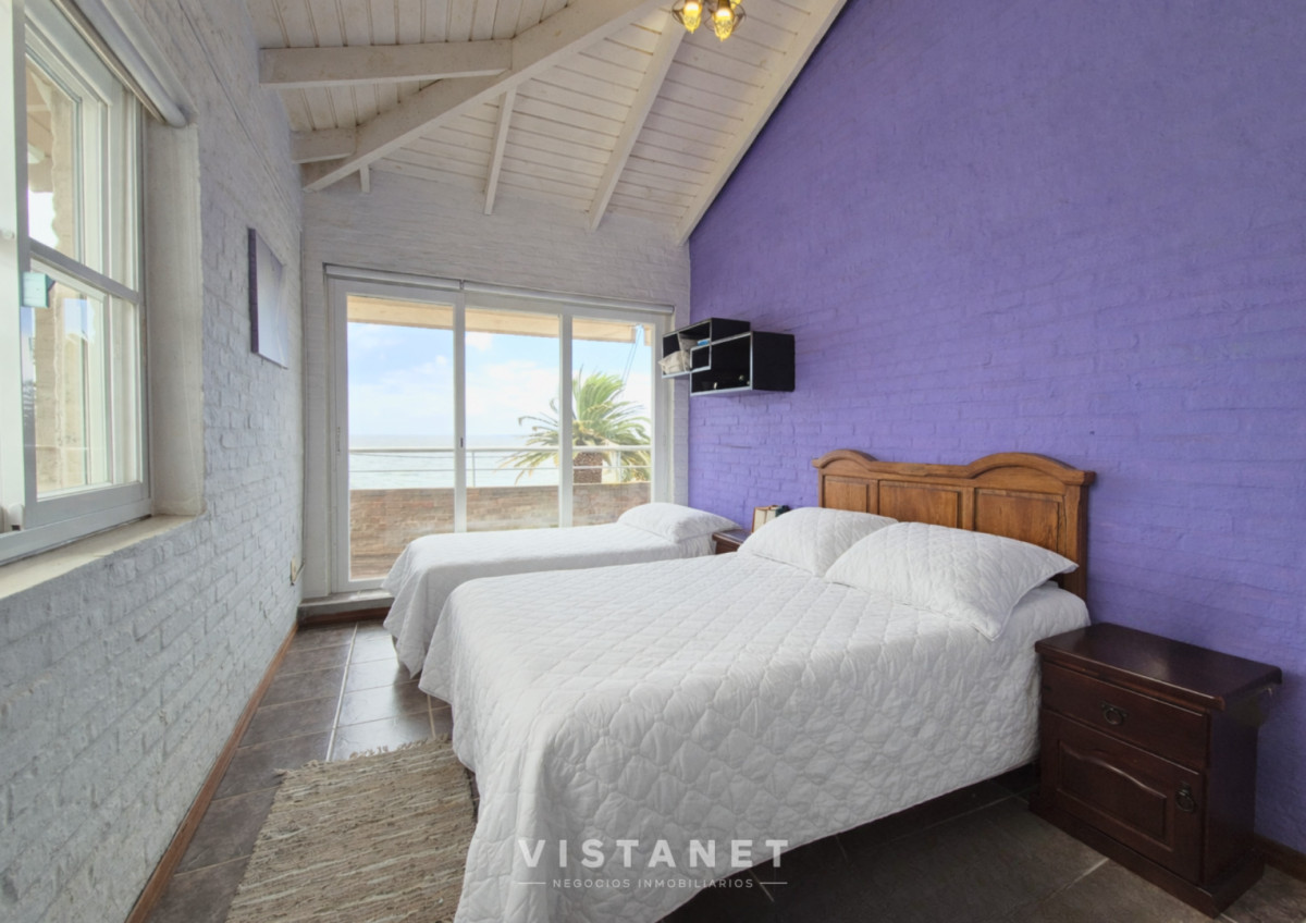 Casa ID.310/Gran-Propiedad-de-3-Dormitorios-con-piscina-frente-al-mar-en-Punta-Fria- - Gran Propiedad de 3 Dormitorios con piscina frente al mar en Punta Fria 