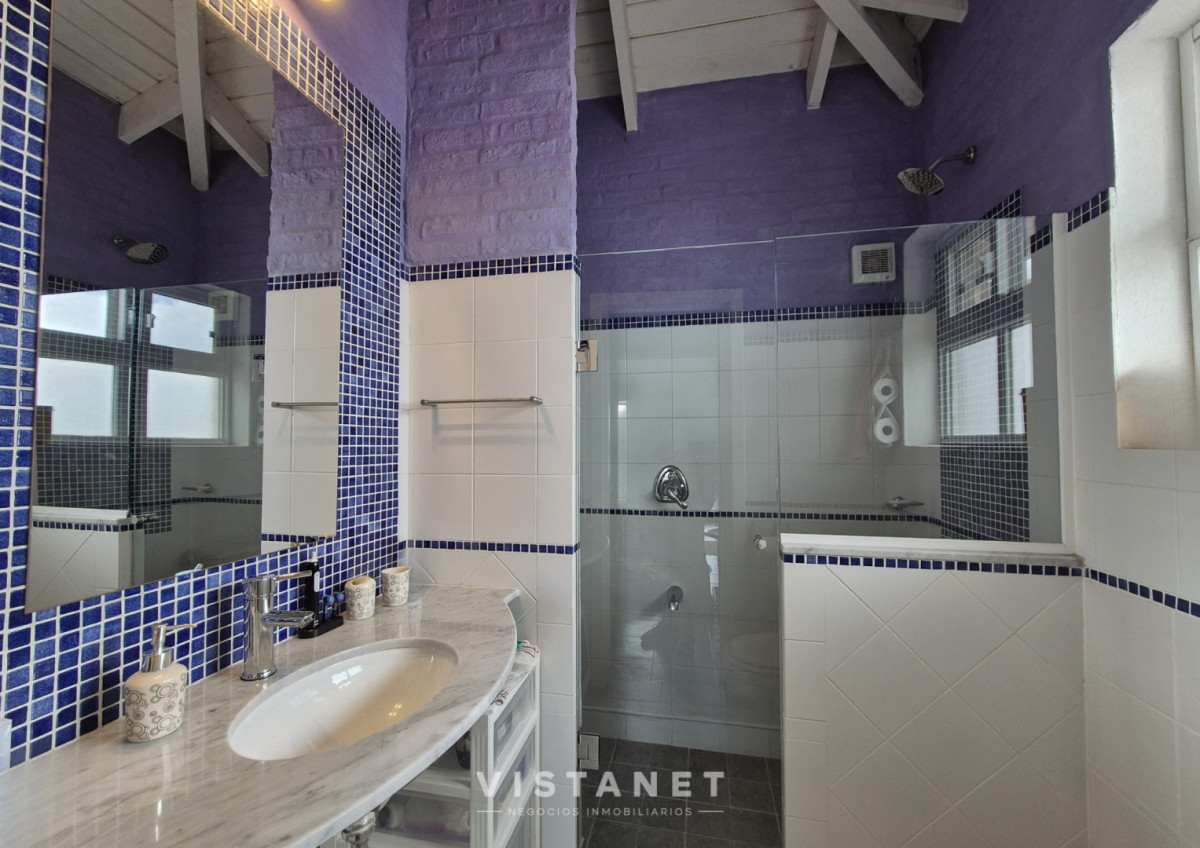 Casa ID.310/Gran-Propiedad-de-3-Dormitorios-con-piscina-frente-al-mar-en-Punta-Fria- - Gran Propiedad de 3 Dormitorios con piscina frente al mar en Punta Fria 