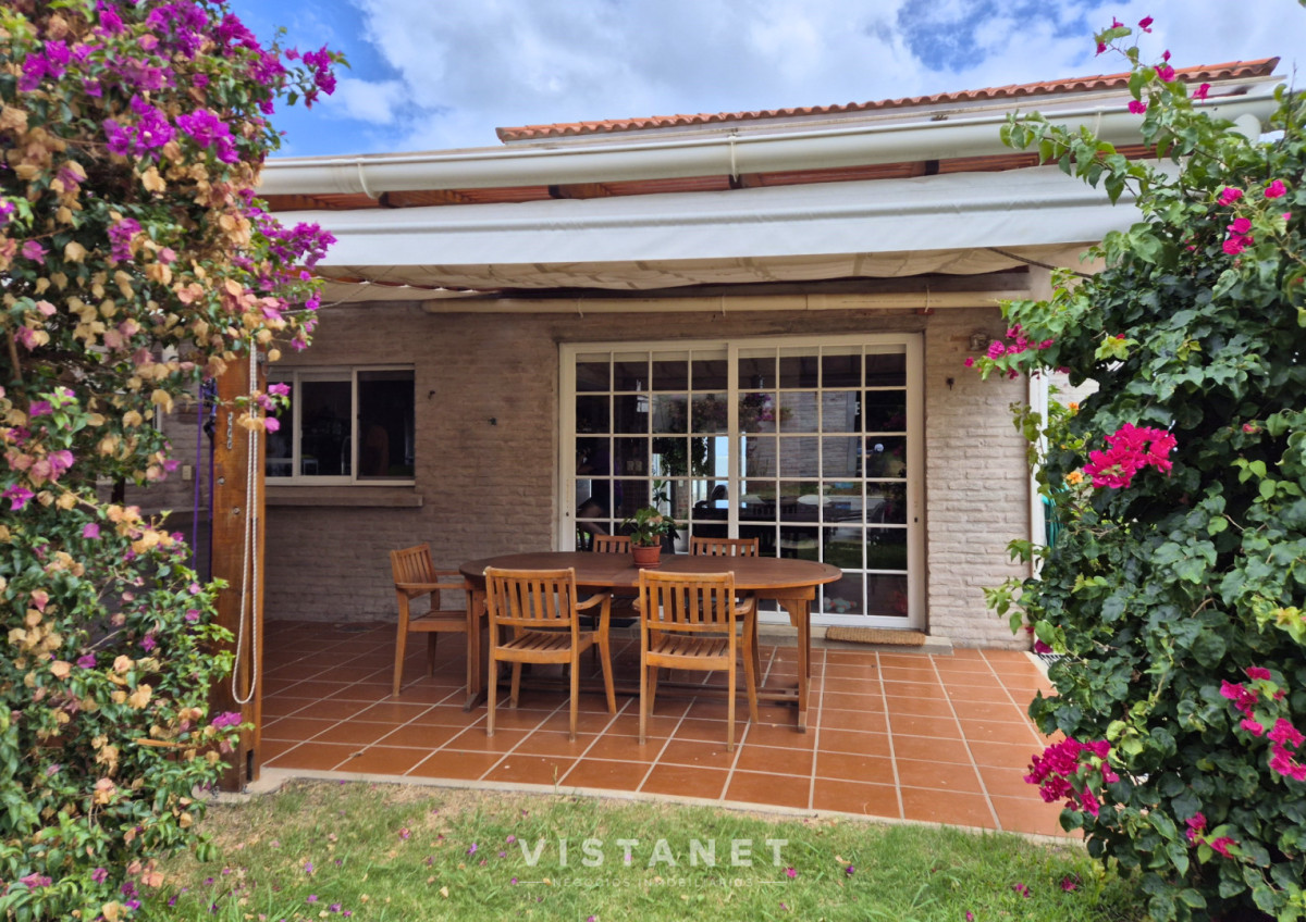 Casa ID.310/Gran-Propiedad-de-3-Dormitorios-con-piscina-frente-al-mar-en-Punta-Fria- - Gran Propiedad de 3 Dormitorios con piscina frente al mar en Punta Fria 