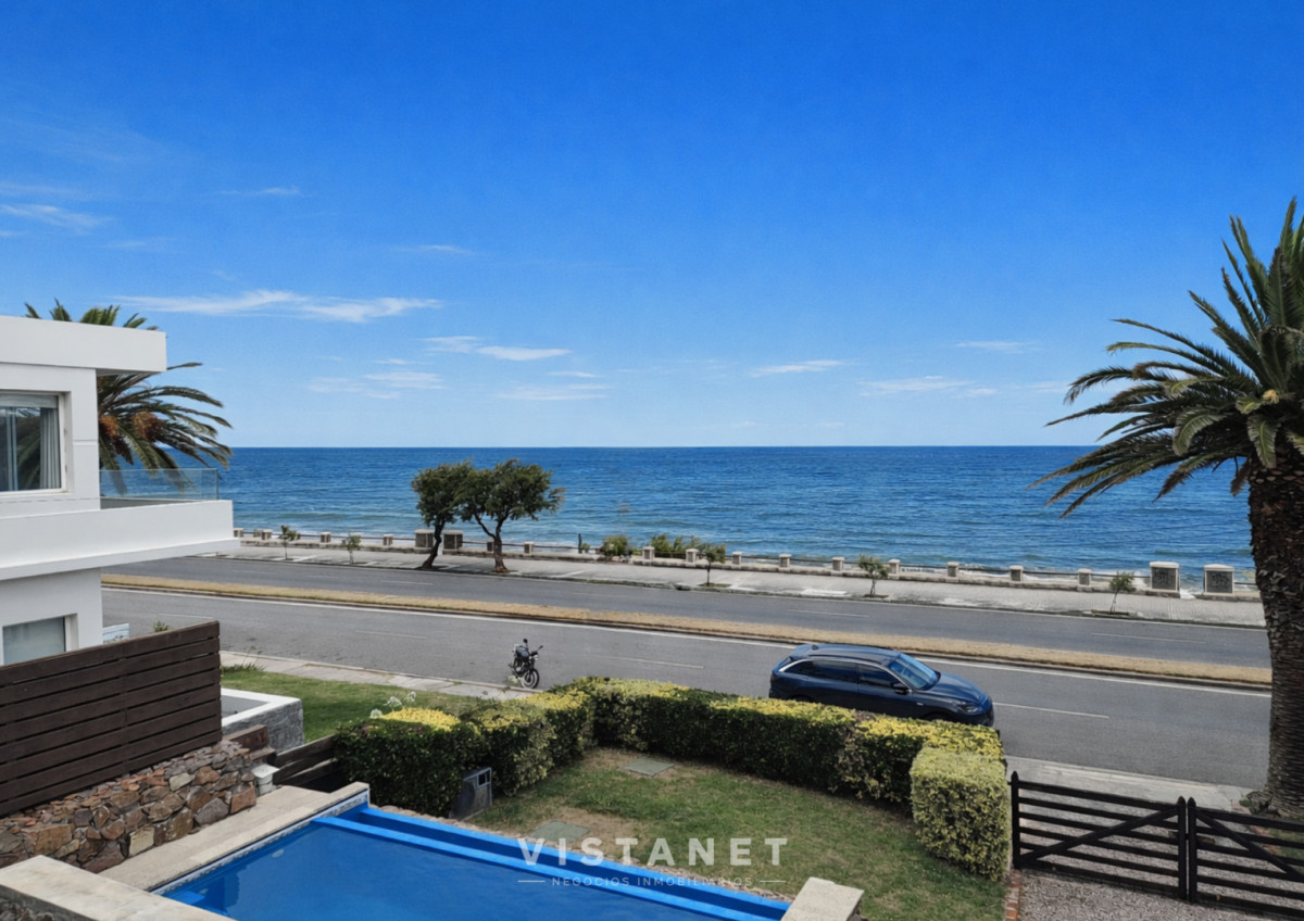 Casa ID.310/Gran-Propiedad-de-3-Dormitorios-con-piscina-frente-al-mar-en-Punta-Fria- - Gran Propiedad de 3 Dormitorios con piscina frente al mar en Punta Fria 