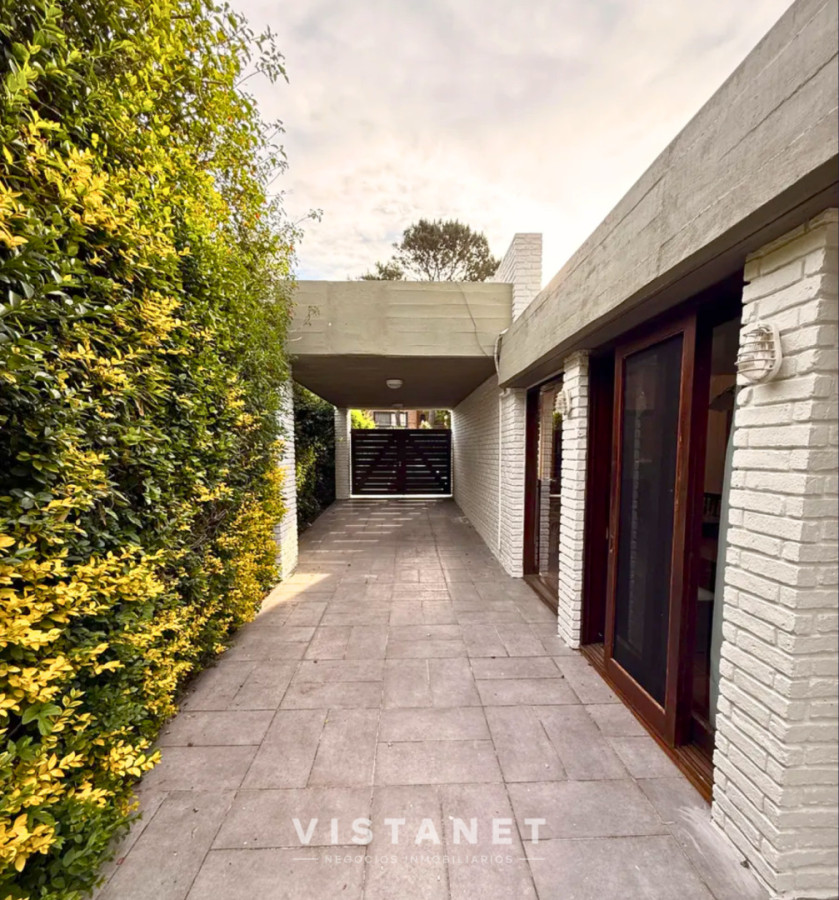 Casa ID.243/Venta-Casa-de-Tres-Dormitorios-en-Pinares,-Punta-del-Este- - Venta Casa de Tres Dormitorios en Pinares, Punta del Este 
