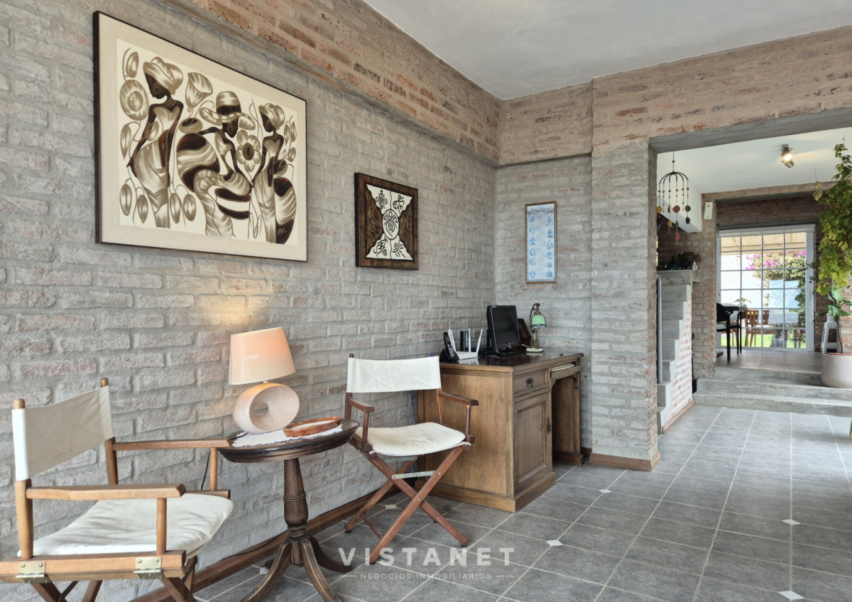 Casa ID.310/Gran-Propiedad-de-3-Dormitorios-con-piscina-frente-al-mar-en-Punta-Fria- - Gran Propiedad de 3 Dormitorios con piscina frente al mar en Punta Fria 