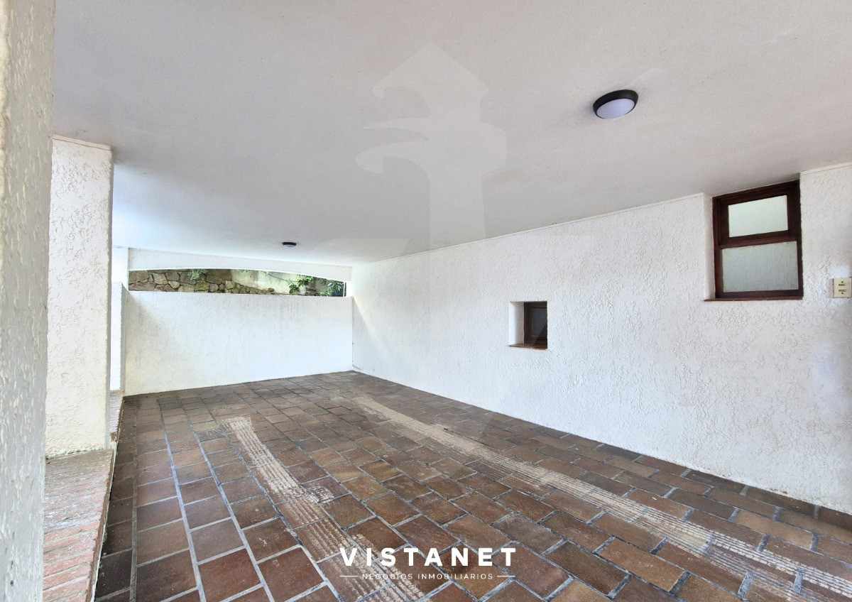 Casa ID.13 - Casa En Alquiler Anual, 4 Dormitorios Con Vista Al Mar En Punta Ballena 