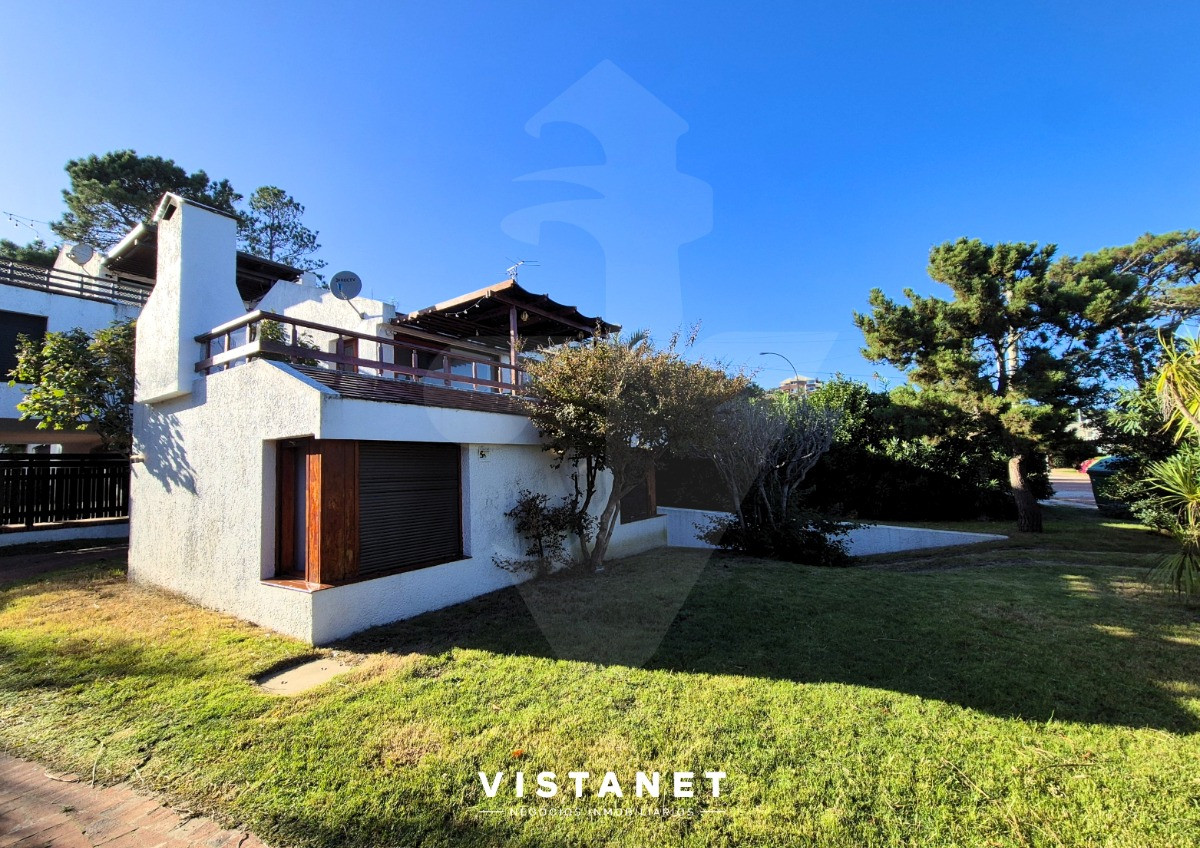 Casa ID.13 - Casa En Alquiler Anual, 4 Dormitorios Con Vista Al Mar En Punta Ballena 