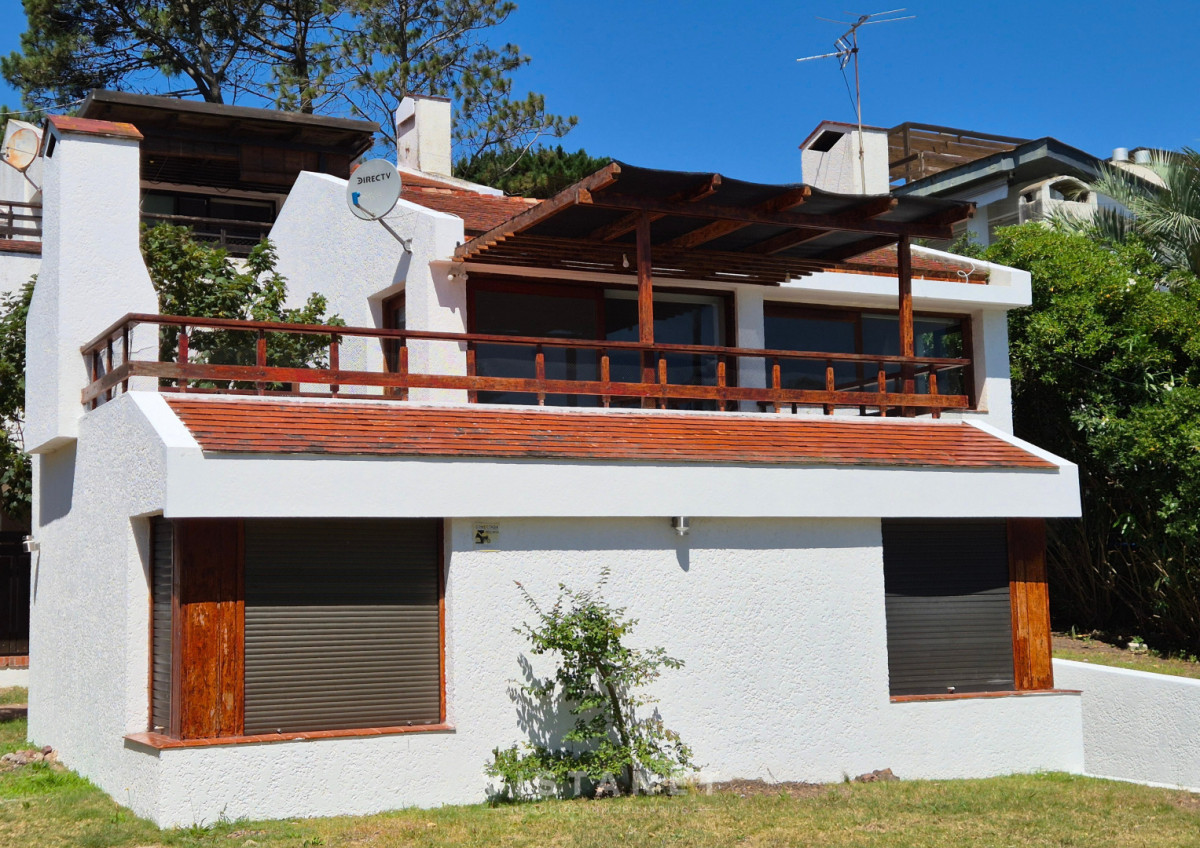 Casa ID.13 - Casa En Alquiler Anual, 4 Dormitorios Con Vista Al Mar En Punta Ballena 