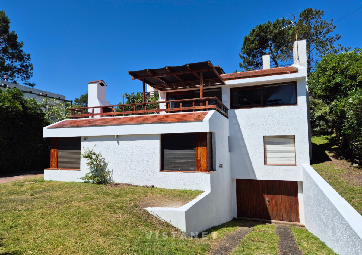 Casa ID.13 - Casa En Alquiler Anual, 4 Dormitorios Con Vista Al Mar En Punta Ballena 