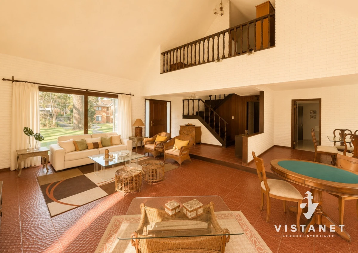 Casa ID.440/Venta-Gran-Residencia-de-5-Dormitorios-en-Lugano,-Punta-del-Este- - Venta Gran Residencia de 5 Dormitorios en Lugano, Punta del Este 