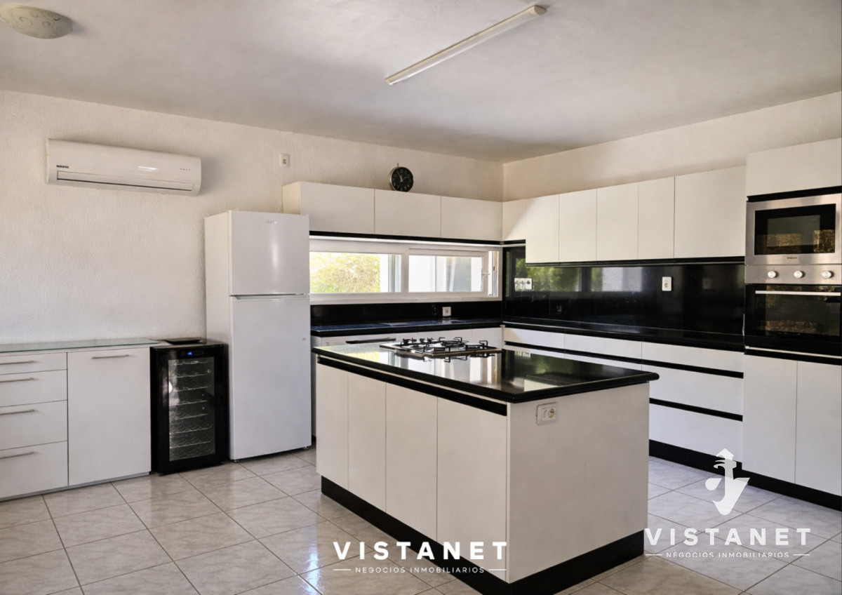 Casa ID.356/Gran-Propiedad-de-4-dormitorios-en-Venta-en-La-Floresta - Gran Propiedad de 4 dormitorios en Venta en La Floresta