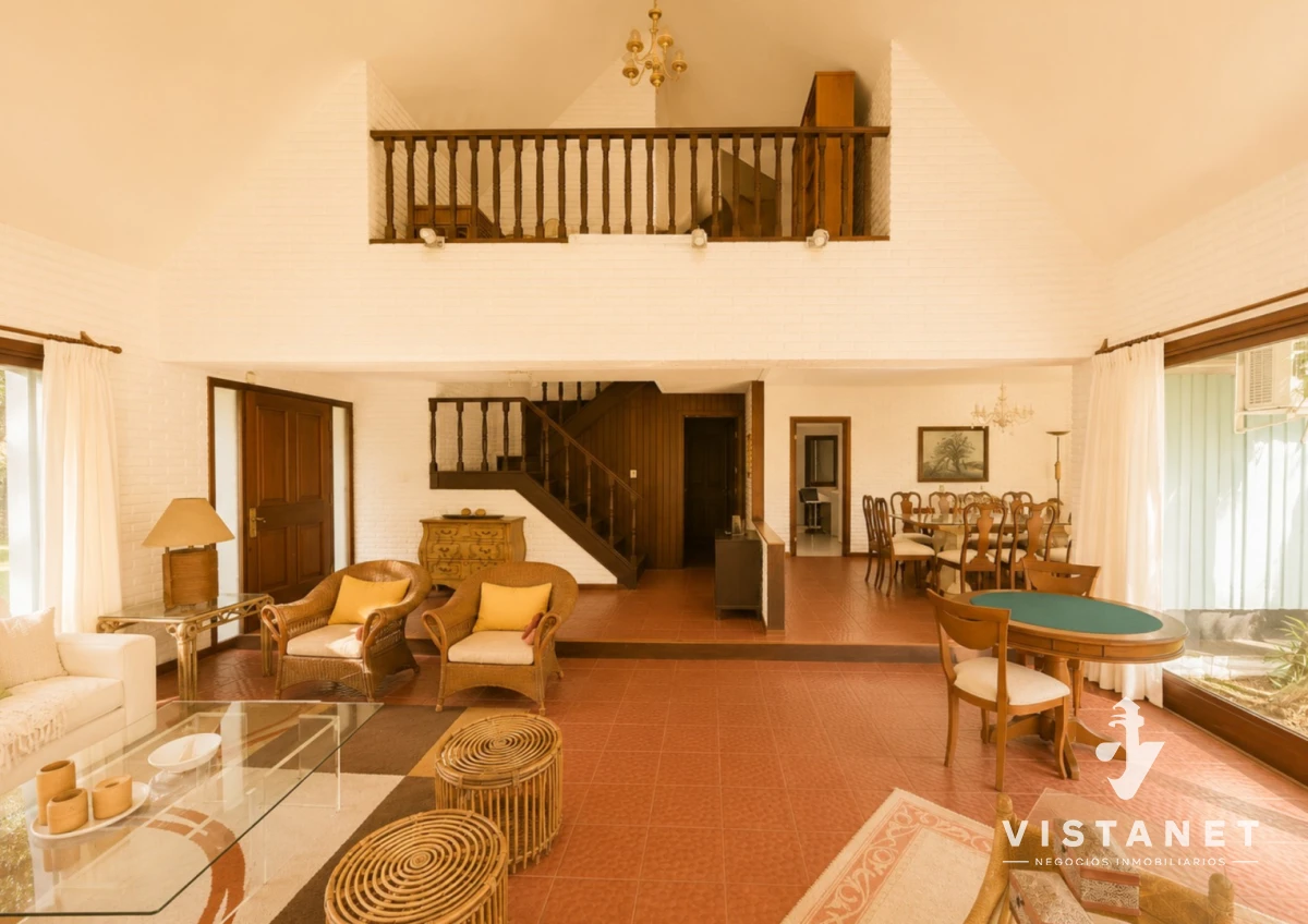 Casa ID.440/Venta-Gran-Residencia-de-5-Dormitorios-en-Lugano,-Punta-del-Este- - Venta Gran Residencia de 5 Dormitorios en Lugano, Punta del Este 