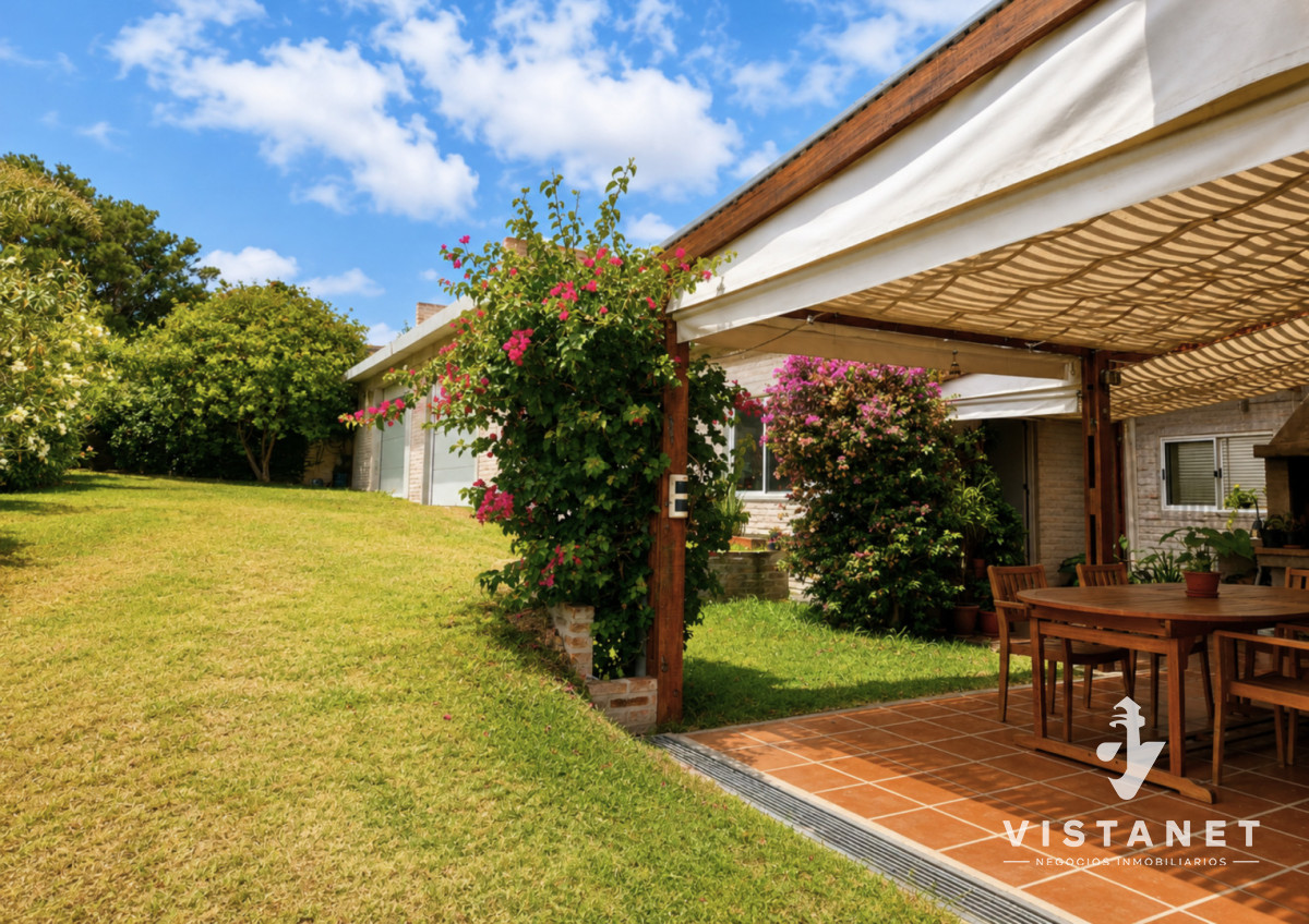 Casa ID.310/Gran-Propiedad-de-3-Dormitorios-con-piscina-frente-al-mar-en-Punta-Fria- - Gran Propiedad de 3 Dormitorios con piscina frente al mar en Punta Fria 