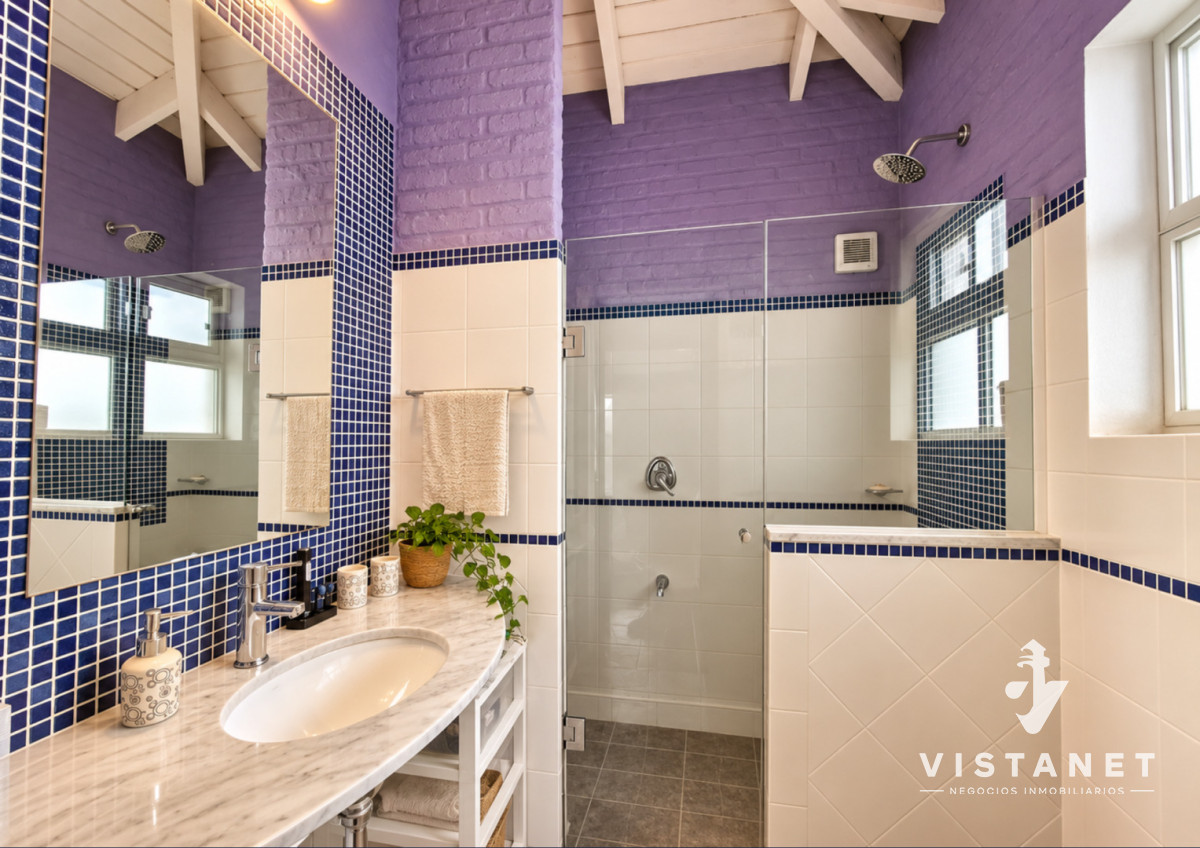 Casa ID.310/Gran-Propiedad-de-3-Dormitorios-con-piscina-frente-al-mar-en-Punta-Fria- - Gran Propiedad de 3 Dormitorios con piscina frente al mar en Punta Fria 