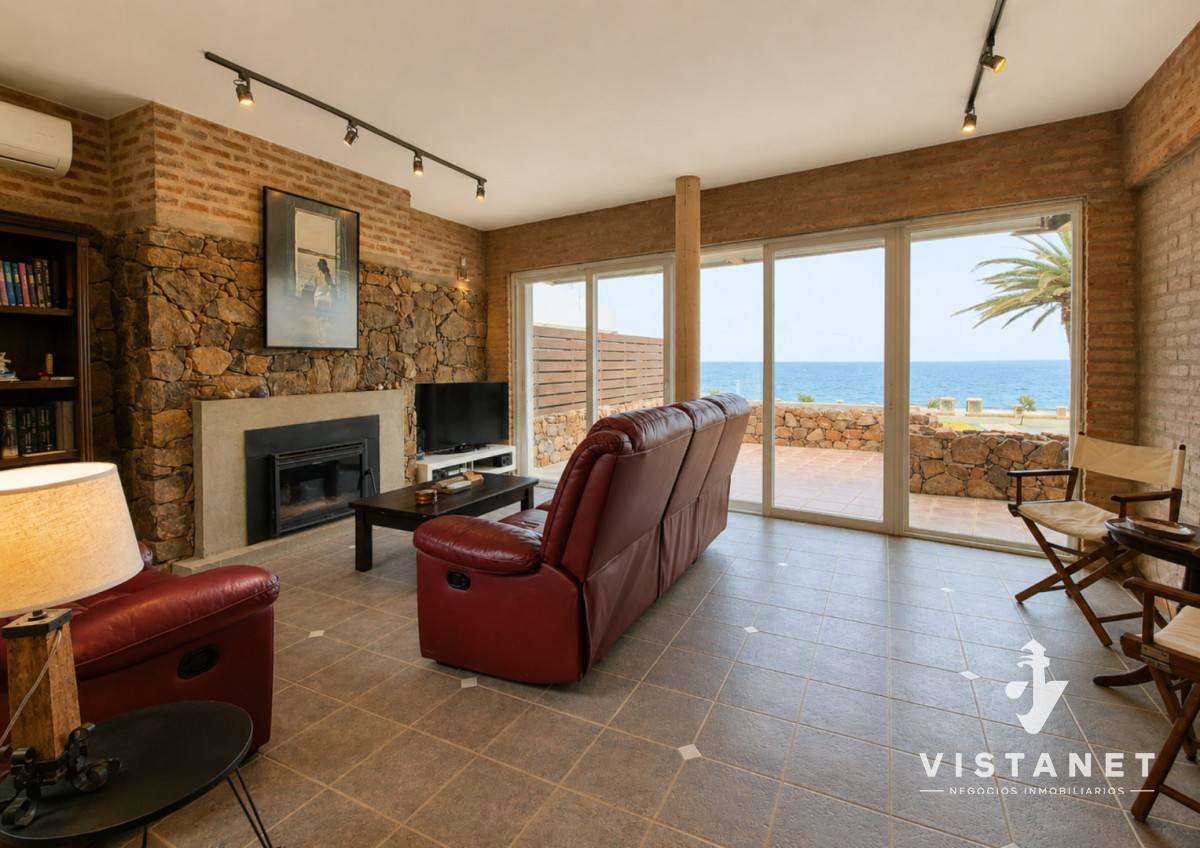 Casa ID.310/Gran-Propiedad-de-3-Dormitorios-con-piscina-frente-al-mar-en-Punta-Fria- - Gran Propiedad de 3 Dormitorios con piscina frente al mar en Punta Fria 