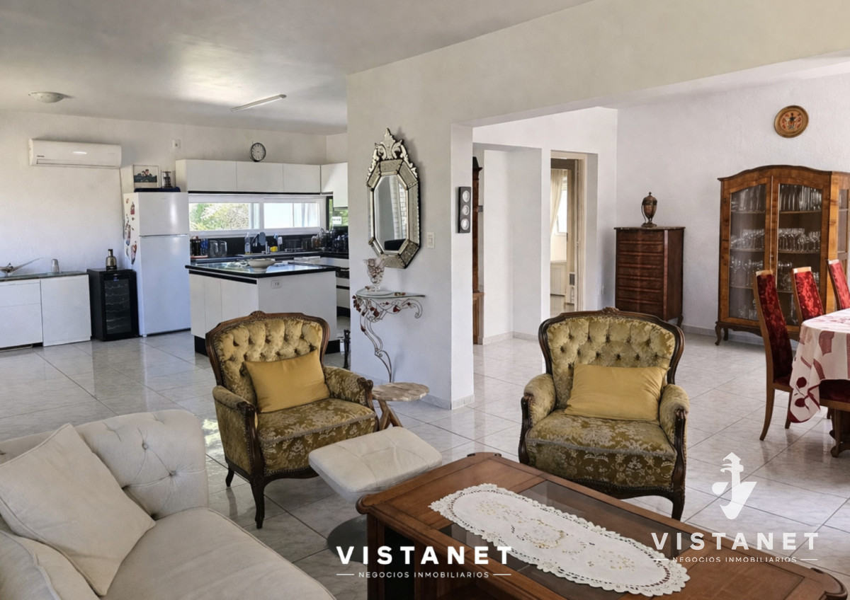 Casa ID.356/Gran-Propiedad-de-4-dormitorios-en-Venta-en-La-Floresta - Gran Propiedad de 4 dormitorios en Venta en La Floresta
