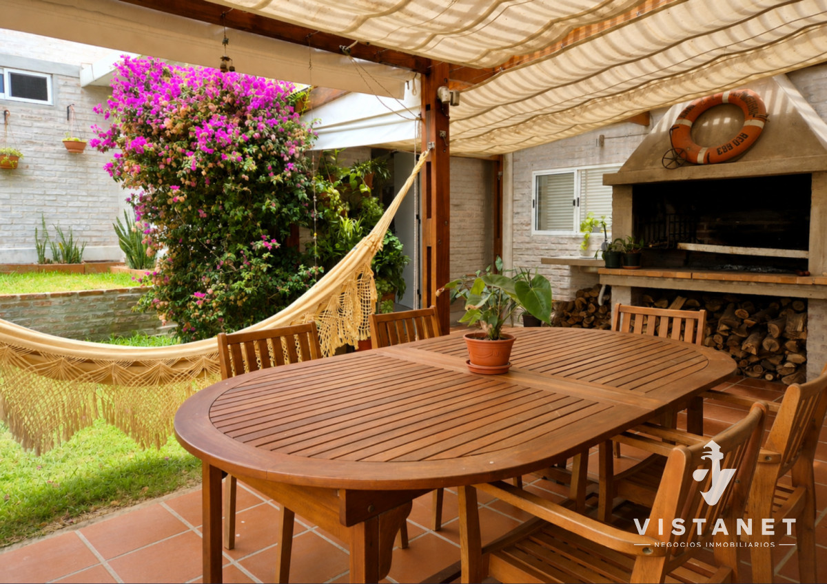 Casa ID.310/Gran-Propiedad-de-3-Dormitorios-con-piscina-frente-al-mar-en-Punta-Fria- - Gran Propiedad de 3 Dormitorios con piscina frente al mar en Punta Fria 