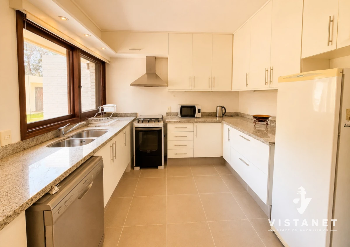 Casa ID.440/Venta-Gran-Residencia-de-5-Dormitorios-en-Lugano,-Punta-del-Este- - Venta Gran Residencia de 5 Dormitorios en Lugano, Punta del Este 