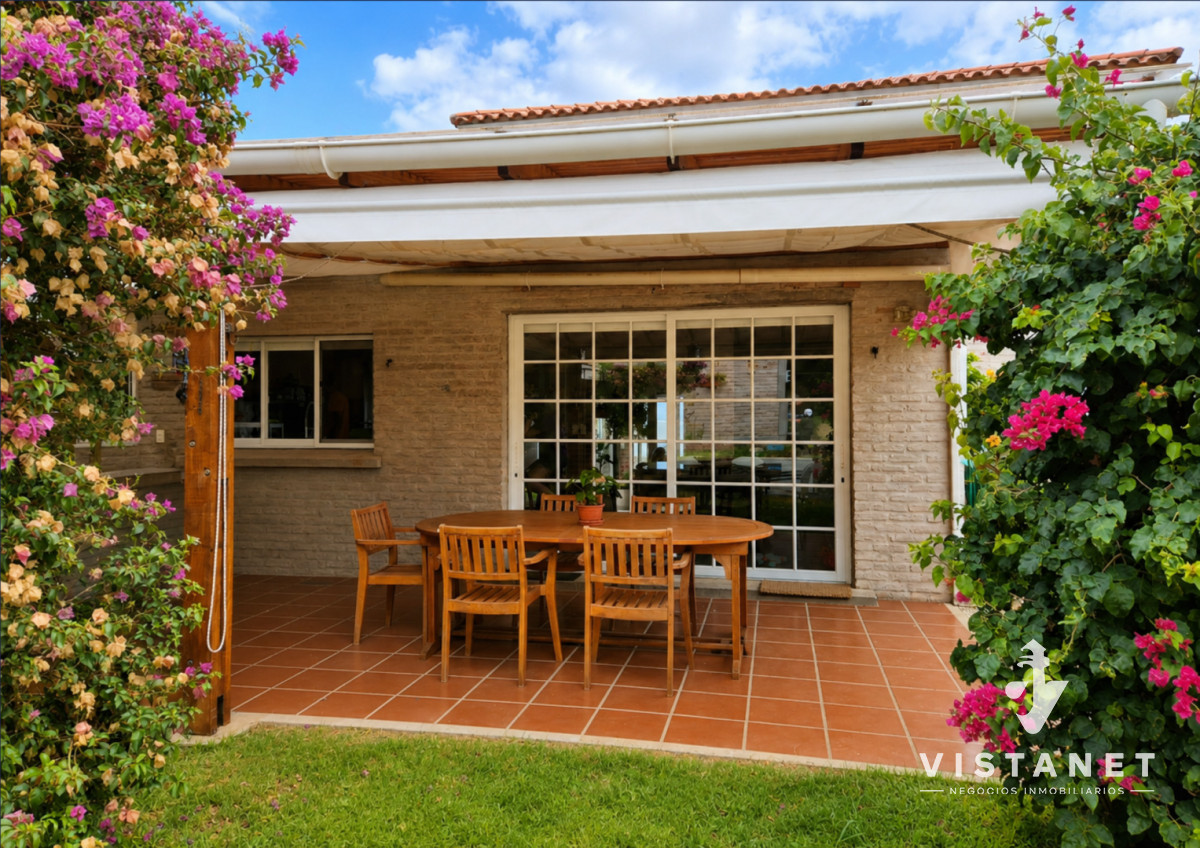 Casa ID.310/Gran-Propiedad-de-3-Dormitorios-con-piscina-frente-al-mar-en-Punta-Fria- - Gran Propiedad de 3 Dormitorios con piscina frente al mar en Punta Fria 