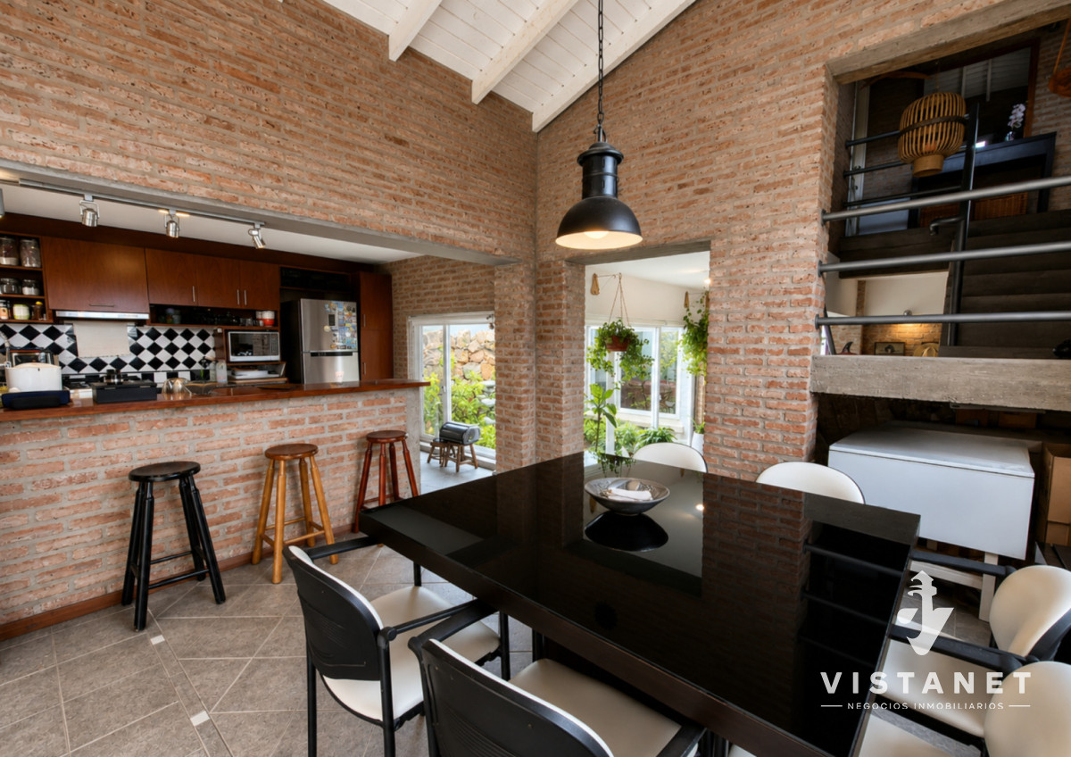 Casa ID.310/Gran-Propiedad-de-3-Dormitorios-con-piscina-frente-al-mar-en-Punta-Fria- - Gran Propiedad de 3 Dormitorios con piscina frente al mar en Punta Fria 