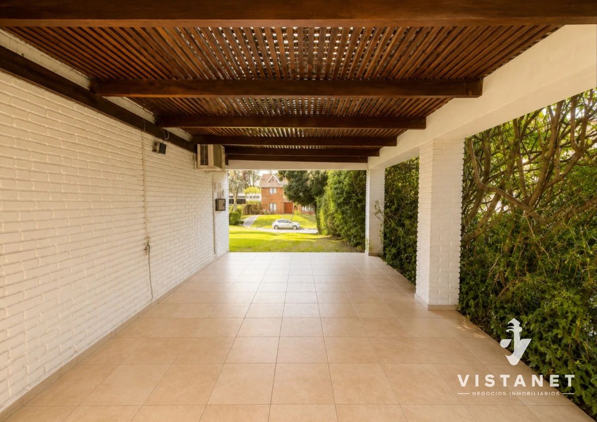 Casa ID.440/Venta-Gran-Residencia-de-5-Dormitorios-en-Lugano,-Punta-del-Este- - Venta Gran Residencia de 5 Dormitorios en Lugano, Punta del Este 