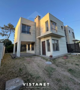 Casa En Venta De 3 Dormitorios En Lomas De Solymar 