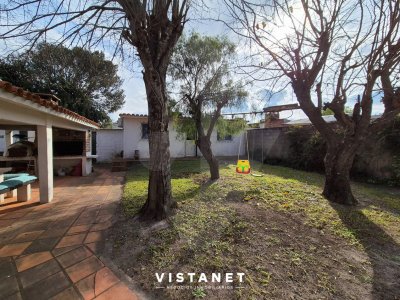 Casa En Venta En Las Toscas  4 Dormitorios Mas Apto 2 Dormitorios. 