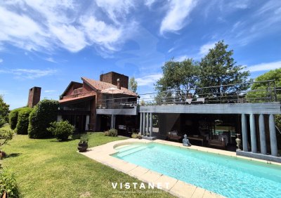 Casa En Venta 4 Dormitorios Con Amplio Jardín En Lomas De La Tahona