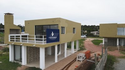 Casa En Venta Tipo Dúplex 2 Dormitorios En Punta Negra 