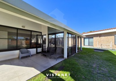 Casa En Venta, 8 Dormitorios En Parque Del Plata Sur 