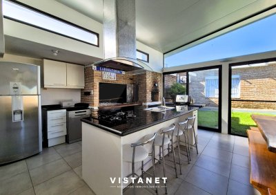 Casa En Venta, 8 Dormitorios En Parque Del Plata Sur 