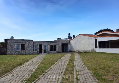 Venta Casa de Dos Dormitorios en Las Toscas sobre Rambla 