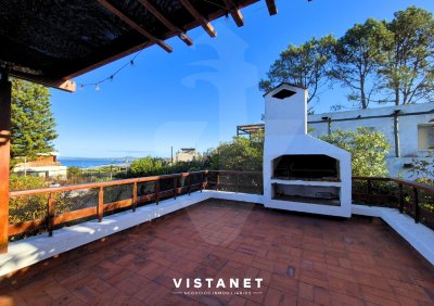 Casa En Alquiler Anual, 4 Dormitorios Con Vista Al Mar En Punta Ballena 