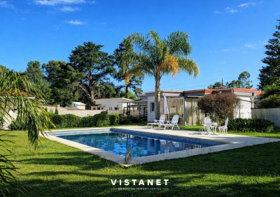 Gran Propiedad de 4 dormitorios en Venta en La Floresta