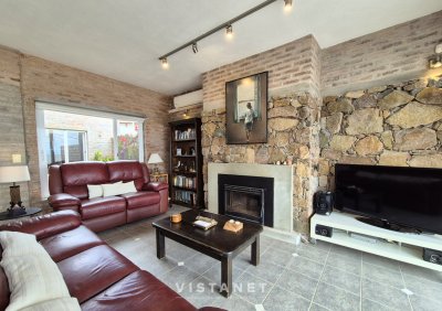 Gran Propiedad de 3 Dormitorios con piscina frente al mar en Punta Fria 