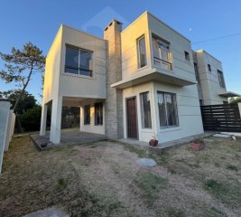 Casa En Venta De 3 Dormitorios En Lomas De Solymar