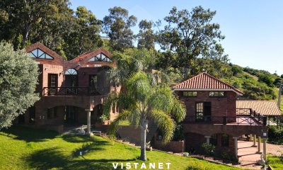 Venta De Espectacular Casa Familiar Con Vistas Panorámicas, En Piriapolis